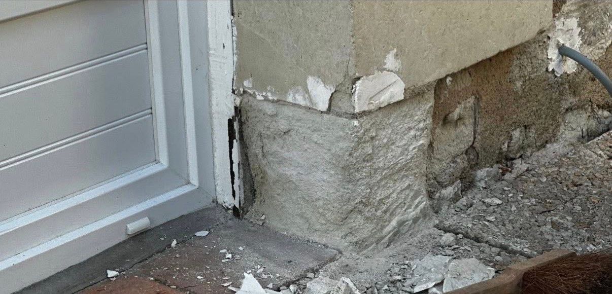 Avant : angle de mur en pierre de taille abîmé et effrité au pied d’une porte-fenêtre